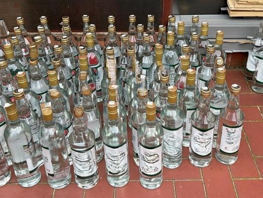 Rozcieńczał alkohol wodą i produkował go na własną rękę. Zabezpieczono prawie 250 litrów
