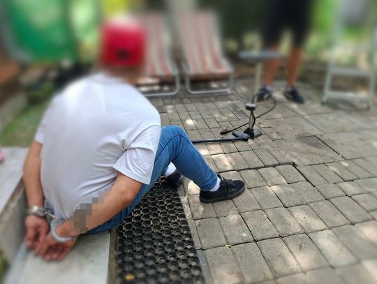 Rozebrał miejski chodnik i altanę. Skradzione materiały wykorzystał na swojej posesji