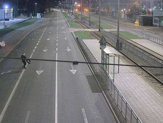 Rozkładał opony na drodze i odjeżdżał. Po publikacji zdjęć mężczyzna sam się zgłosił