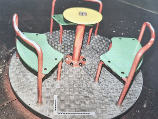 Rozpędzili karuzelę hulajnogami elektrycznymi. 11-latek wypadł i trafił do szpitala