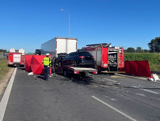 Rozpędzona autolaweta wjechała w tył naczepy ciężarówki. 36-letni kierowca zginął na miejscu