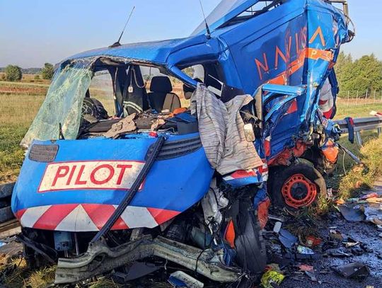 Rozpędzona ciężarówka wjechała w busa na autostradzie. Jedna osoba zginęła, druga jest ranna