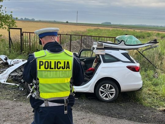 Rozpędzona osobówka wbiła się w betonowy przepust. Auto zmiażdżone, 26-latek zginął na miejscu