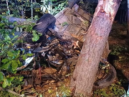 Rozpędzona osobówka wbiła się w drzewo. Jedna osoba zginęła, trzy zostały ranne