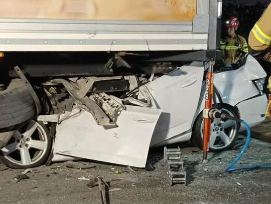 Rozpędzona Skoda wbiła się pod naczepę ciężarówki. 20-letni kierowca zginął na miejscu