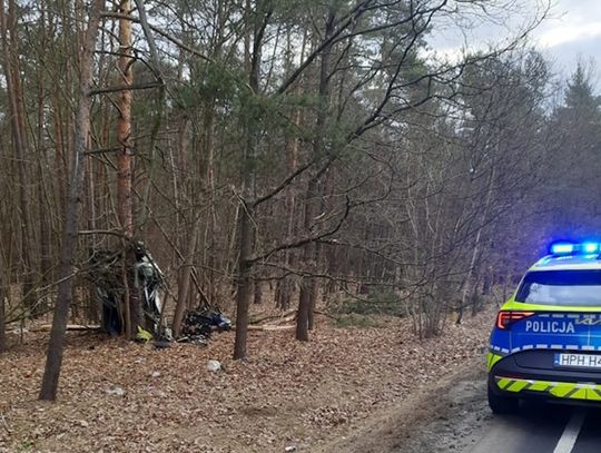 Rozpędzona Skoda wbiła się w drzewo. Pod wrakiem auta ratownicy znaleźli ciało młodego kierowcy