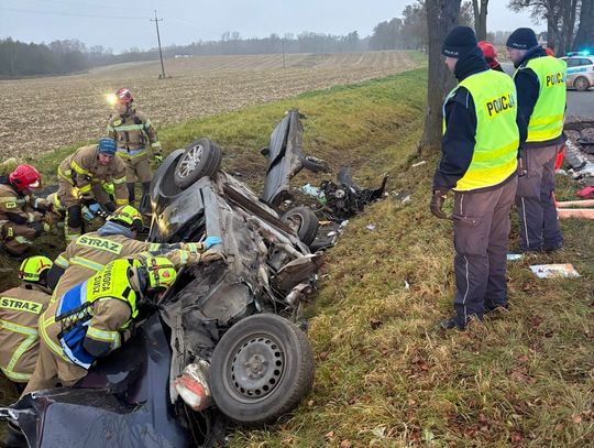 Rozpędzone audi wbiło się w drzewo. 20-latek zginął na miejscu, pasażerka jest ciężko ranna