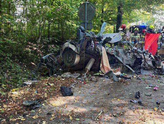 Rozpędzone audi wbiło się w drzewo. Auto rozpadło się na strzępy, kierowca zginął na miejscu
