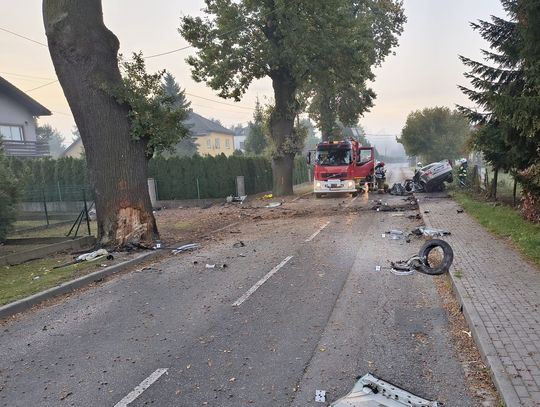 Rozpędzone Audi wypadło z drogi i wbiło się w drzewo. 20-letni kierowca nie miał szans na przeżycie