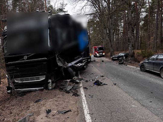 Rozpędzone Audi zderzyło się czołowo z ciężarówką. Kierowca osobówki doznał poważnych obrażeń