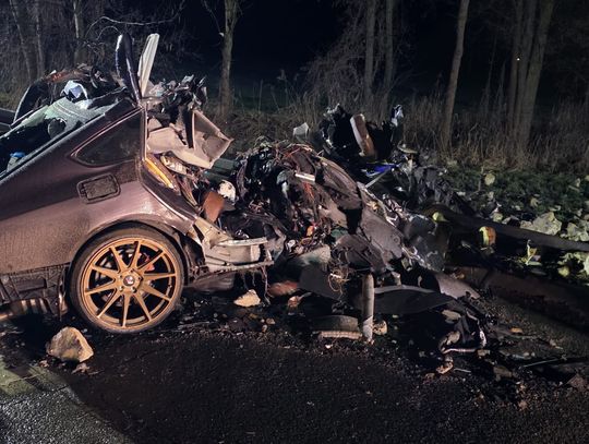 Rozpędzone Audi zmiotło kamienny przystanek. Auto zmiażdżone, 19-letni kierowca zginął na miejscu