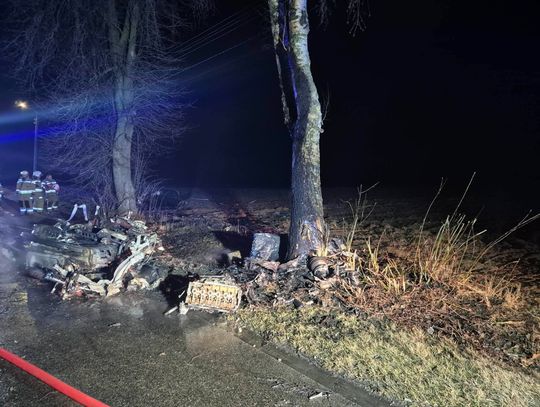 Rozpędzone BMW wbiło się w drzewo i spłonęło. 32-letni kierowca nie miał szans na przeżycie Rozpędzone BMW wbiło się w drzewo i spłonęło. 32-letni kierowca nie miał szans na przeżycie