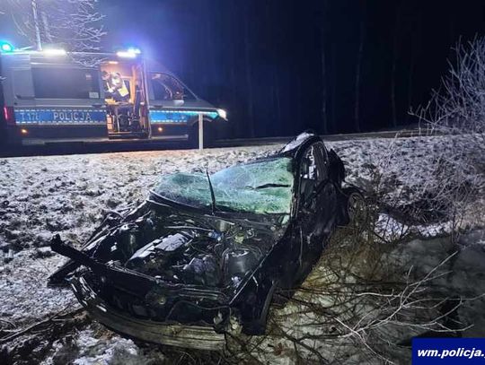 Rozpędzone BMW wbiło się w drzewo. Nie żyje 29-letni kierowca