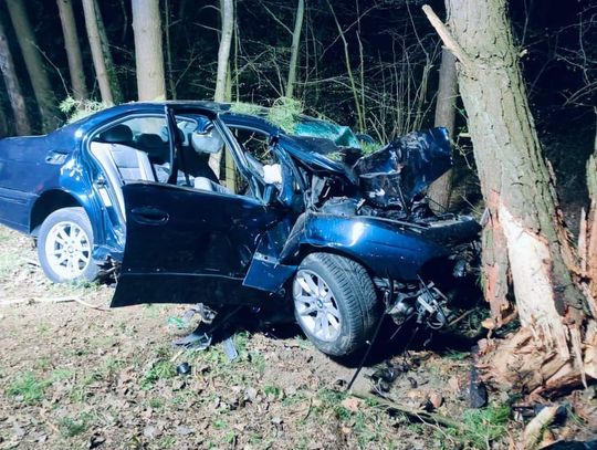 Rozpędzone BMW wbiło się w drzewo. Zginęło dwóch młodych mężczyzn, trzeci jest ciężko ranny