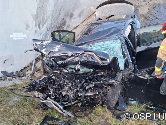 Rozpędzone BMW wbiło się w podporę wiaduktu. Ciężko ranny kierowca zabrany do szpitala