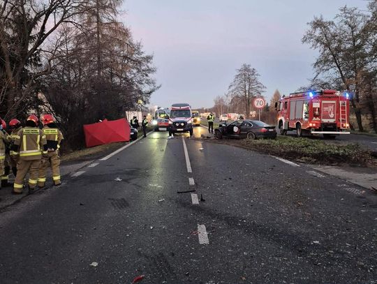 Rozpędzone BMW wbiło się w tył mazdy. Zginęła 18-latka, druga jest w stanie krytycznym