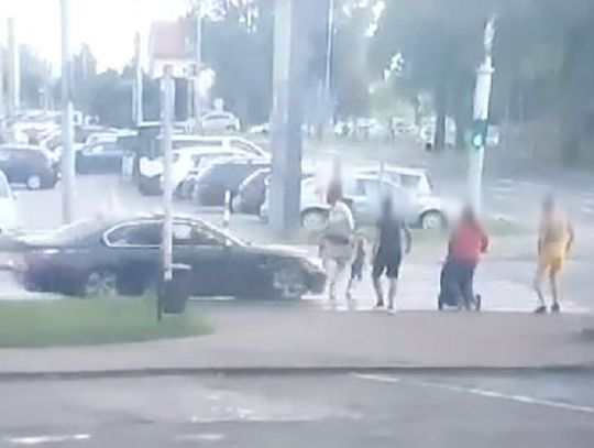 Rozpędzone BMW wjechało w matkę z dzieckiem na przejściu dla pieszych. Siła uderzenia wyrzuciła ich w powietrze