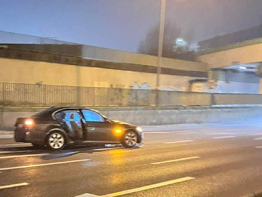 Rozpędzone BMW zakończyło jazdę na słupie. Kierowca próbował uciec, zatrzymał go świadek