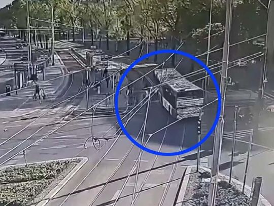 Rozpędzony autobus prawie przejechał ludzi. Kierowca odpowie za rażące naruszenie przepisów