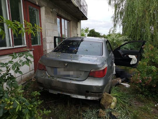 Rozpędzone BMW wypadło z drogi i zatrzymało się na posesji. Autem jechało 4 pijanych mężczyzn - żaden nie przyznał się do kierowania