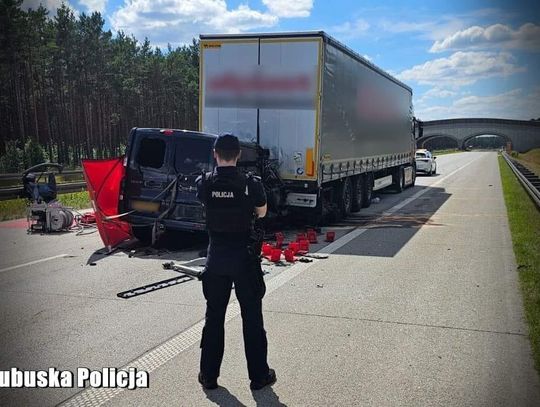 Rozpędzony bus wbił się w tył naczepy samochodu ciężarowego. Kierowcy nie udało się uratować