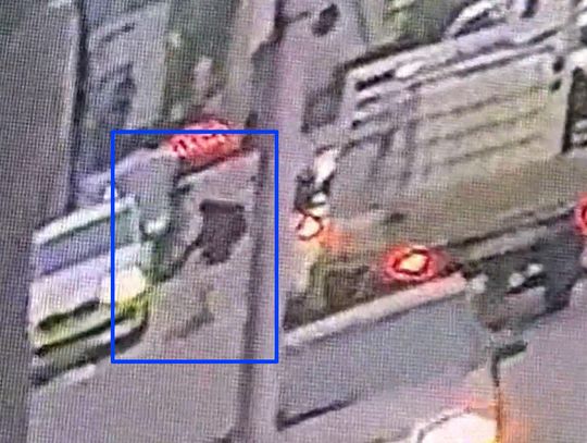 Rozpędzony chłopiec na hulajnodze wjechał prosto w samochód. Trafił do szpitala Rozpędzony chłopiec na hulajnodze wjechał prosto w samochód. Trafił do szpitala