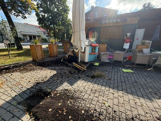 Rozpędzony Citroen zmiótł ogródek gastronomiczny. Pijana kierująca uciekła z miejsca