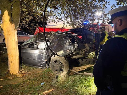 Rozpędzony Ford wypadł z drogi i wbił się w drzewo. 40-letni kierowca zginął na miejscu
