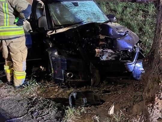 Rozpędzony Mercedes wbił się w drzewo. Mimo reanimacji nie udało się uratować życia kierowcy
