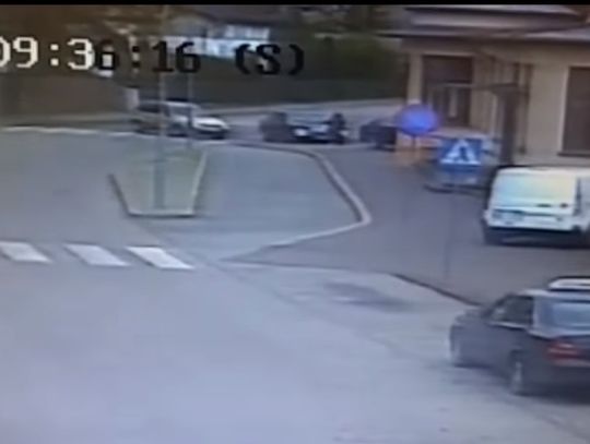 Rozpędzony mercedes wjechał na chodnik i potrącił pieszą. WIDEO