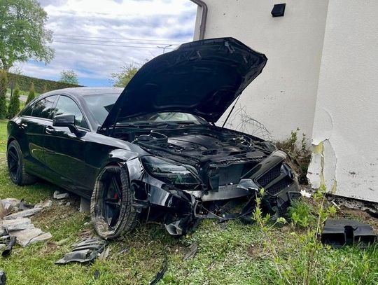 Rozpędzony mercedes wjechał prosto w dom. Ranna pasażerka trafiła do szpitala Rozpędzony mercedes wjechał prosto w dom. Ranna pasażerka trafiła do szpitala