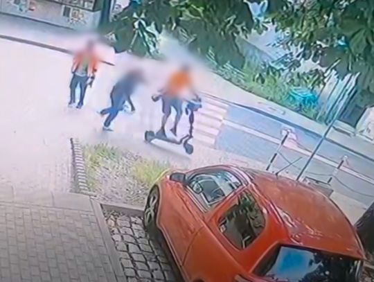 Rozpędzony mężczyzna na hulajnodze wjechał prosto w prawidłowo idącego pieszego