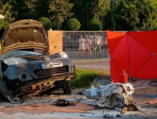 Rozpędzony motocykl wbił się w bok nissana. Zginął kierujący suzuki i pasażerka osobówki