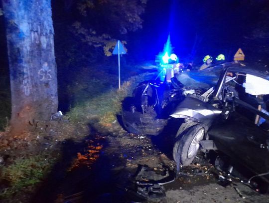 Rozpędzony Nissan uderzył w drzewo. 32-letni kierowca zginął na miejscu