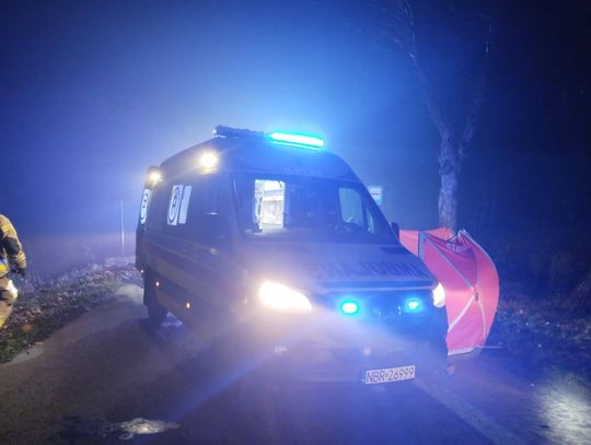 Rozpędzony opel wbił się w drzewo. Z auta wyrwało silnik, kierowca wypadł z samochodu