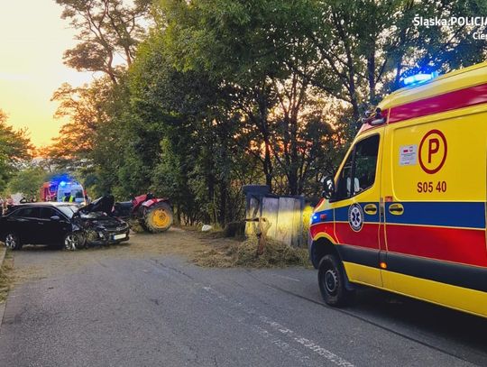 Rozpędzony opel wjechał w tył ciągnika rolniczego. W wypadku zginął 40-letni mężczyzna [ZDJĘCIA]