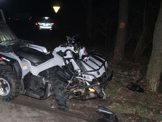 Rozpędzony quad uderzył w drzewo. Kierowca zginął, pijany pasażer doznał niewielkich obrażeń