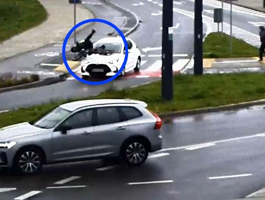 Rozpędzony rowerzysta wjechał na przejazd i uderzył w samochód