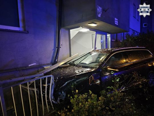 Rozpędzony samochód wjechał w klatkę schodową. Kierowca i pasażer chcieli uciec