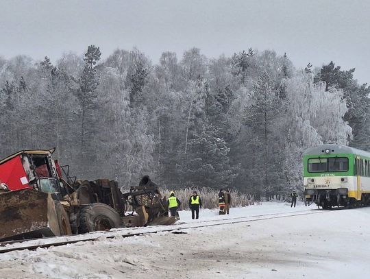 Rozpędzony szynobus wjechał w koparko-ładowarkę. Tragiczny wypadek na przejeździe kolejowym