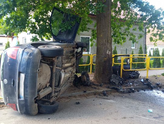 Rozpędzony volkswagen wbił się w drzewo, kierowca wyleciał z auta. Mimo starań lekarzy, nie udało się go uratować