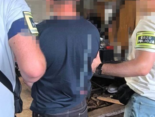 Rozpowszechniał materiały pedofilskie, miał broń i materiały wybuchowe. CBZC zatrzymało 36-latka