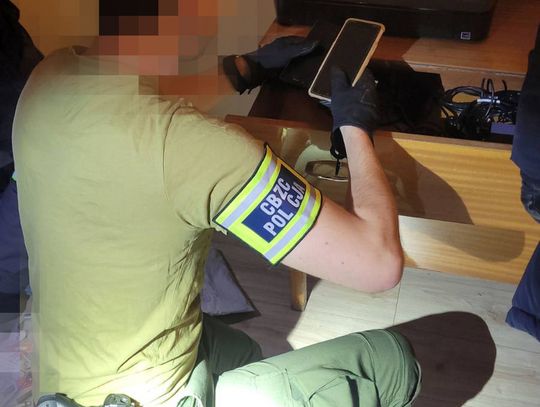 Rozsyłał informacje o podłożeniu ładunków w całym kraju. Cyberpolicja zatrzymała go po 5 godzinach