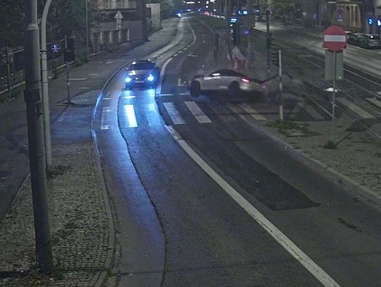 Roztrzaskała Audi na przystanku tramwajowym i zniknęła. Policja zatrzymała ją po kilkunastu godzinach