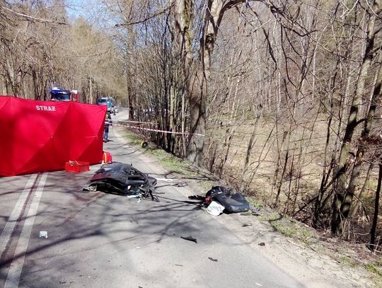 Roztrzaskany Mercedes po uderzeniu w drzewo. Kierowca osobówki zginął na miejscu