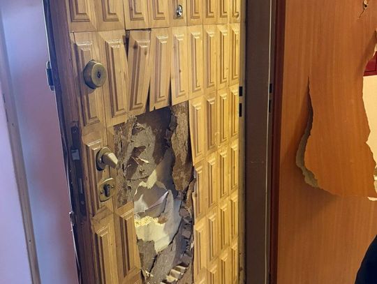 Rozwalił drzwi do mieszkania i napadł kobietę. Dzień wcześniej złamał jej rękę. Ukrainiec zatrzymany przez policjantów Rozwalił drzwi do mieszkania i napadł kobietę. Dzień wcześniej złamał jej rękę. Ukrainiec zatrzymany przez policjantów