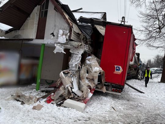 Rumun wyprzedzał ciężarówką na skrzyżowaniu. Doprowadził do wypadku z udziałem osobowego Opla