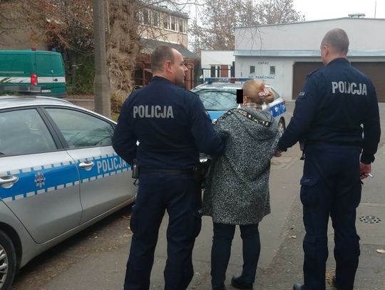 Rumunka okradła harcerzy sprzedających znicze pod jednym z warszawskich cmentarzy