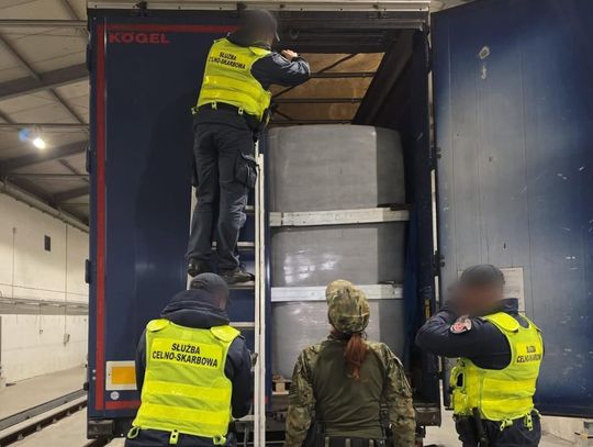Rumuński TIR zatrzymany na granicy z Litwą. Kierowca szmuglował 27 nielegalnych imigrantów