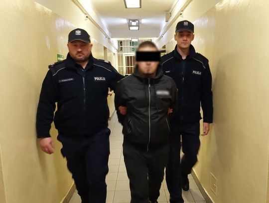 Ruszył na radiowóz, gdy policjant wysiadał z auta. 30-latek zatrzymany z narkotykami